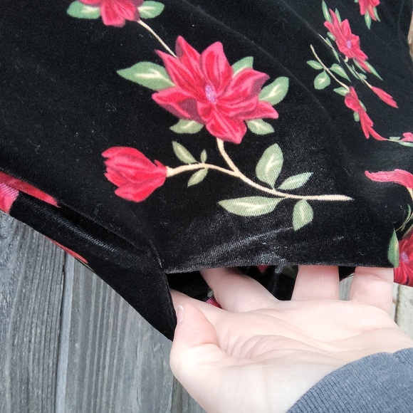 Draper James black Velvet Dress with roses size large - Picture 4 of 9